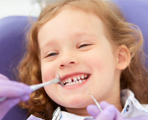 Mediante diversas técnicas de odontología pediátrica ofrecemos a los más pequeños de la casa la aten
